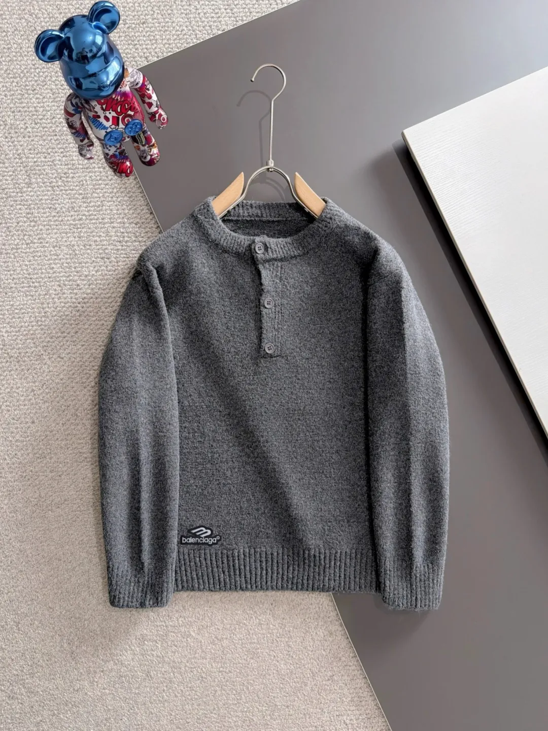 Next day shipment P195 Balenciaga 2026 Autumn and Winter latest sweater from the official website, now on sale at the counter simultaneously Hot Sale! Specially made of wool blended fabric. It feels comfortable and can be directly in contact with the skin. The logo badge is exquisitely embroidered, which is extremely eye-catching! The details highlight the fashionable charm of big brands. Exquisite workmanship. Three-dimensional cutting style. The wearing effect is invincible and handsome! All three standards are complete! Sizes:M-3XL